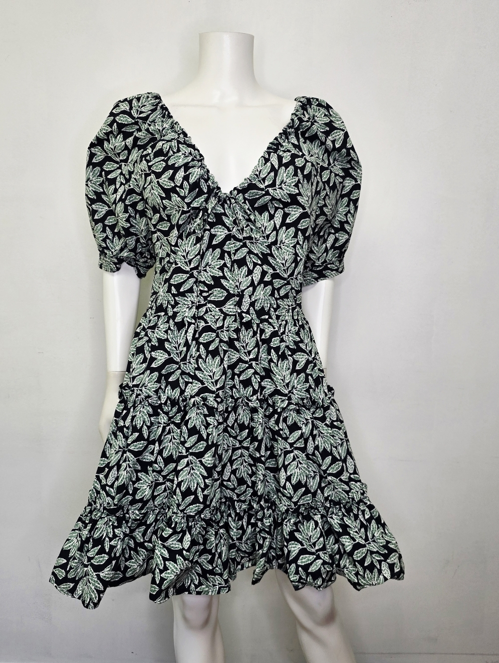 En Saison Arielle Mini Dress Size L Puff Sleeve Tiered Hem Floral V-Neck Lined